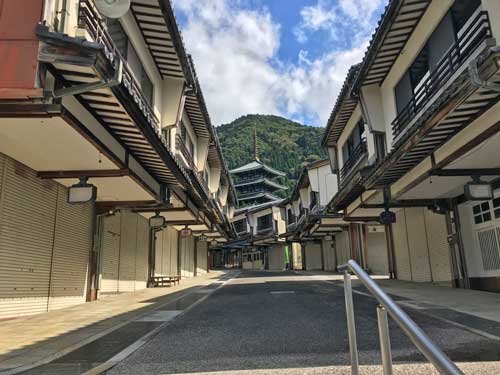 門前町から見える五重塔