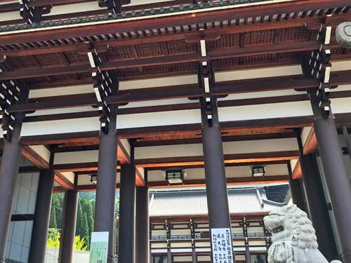 鉄筋製の山門