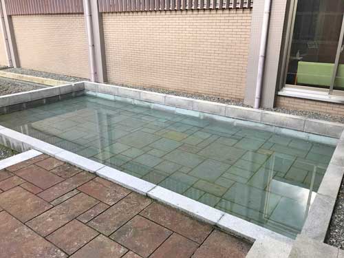 いしかわ生活工芸ミュージアムの中庭のプール