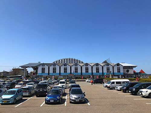 能登食祭市場の建物側面