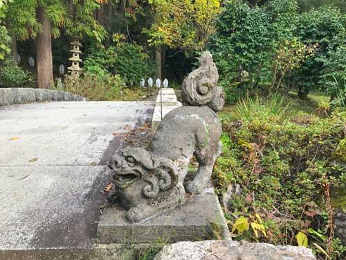 逆立ち狛犬