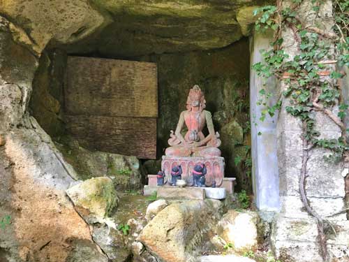 洞穴の中の赤い仏像