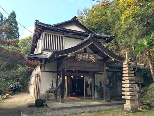 ハニベ巌窟院の隆明殿