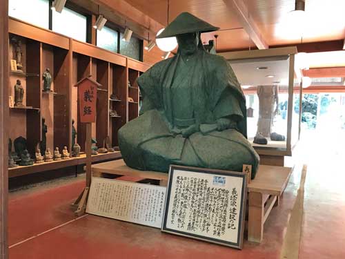 義経の像