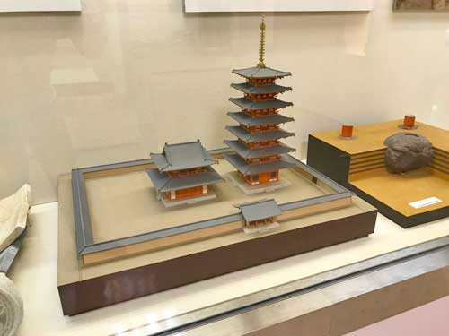 末松廃寺の金堂と七重塔の模型