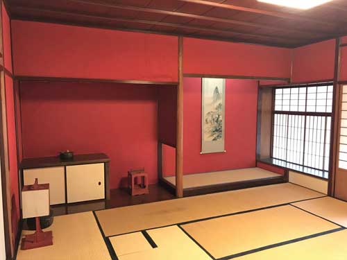 前面弁柄色の床の間