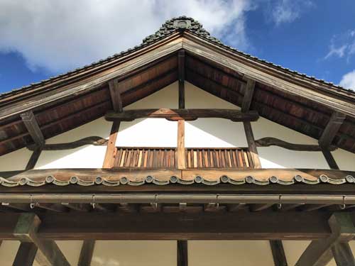 お寺の本堂のようなファサード