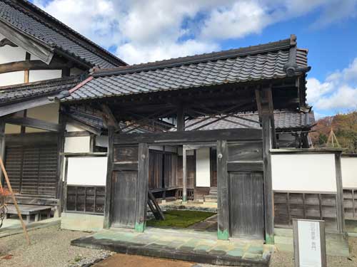立派な棟門