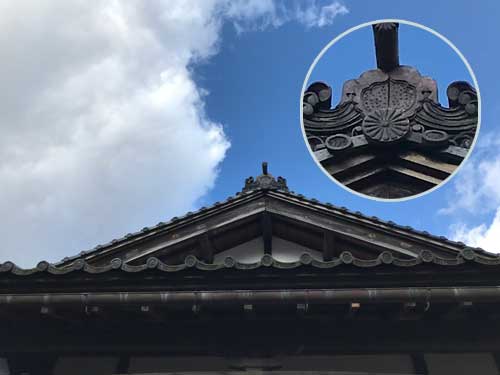 鬼瓦下の菊の紋章