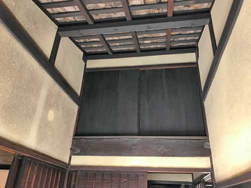 玄関の上にある収納戸