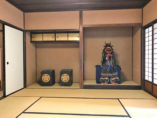 鎧が飾られた座敷