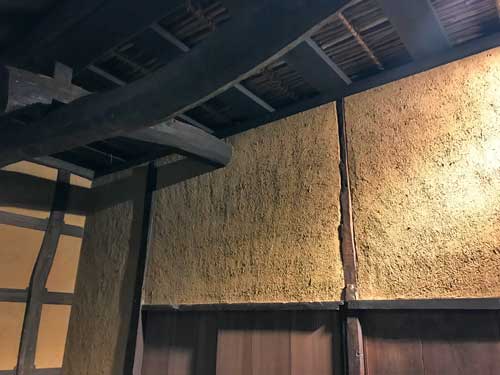 ボロくさい土壁