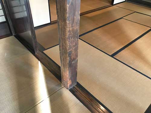 擦り傷だらけの柱