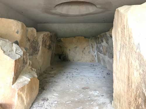 出世山1号墳の石室内部