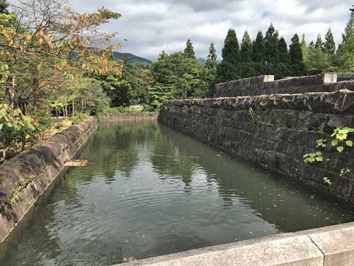 勝山城博物館の水堀