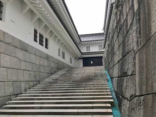 入口脇の搬入口