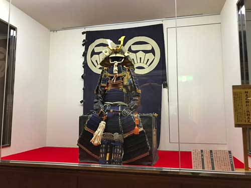 紺糸威胸紅二枚胴具足