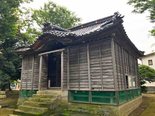 覆屋で覆われた拝殿