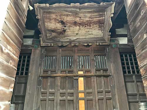 拝殿の入口
