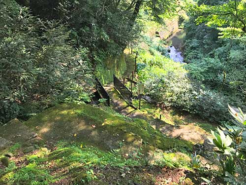 薬王寺の奥の院への道