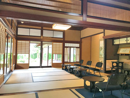 芭蕉の館の広間