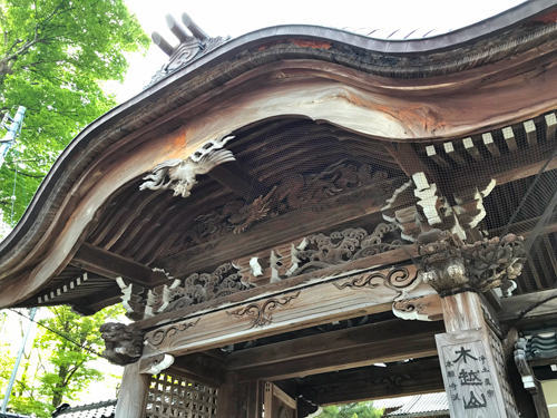 軒下の彫刻
