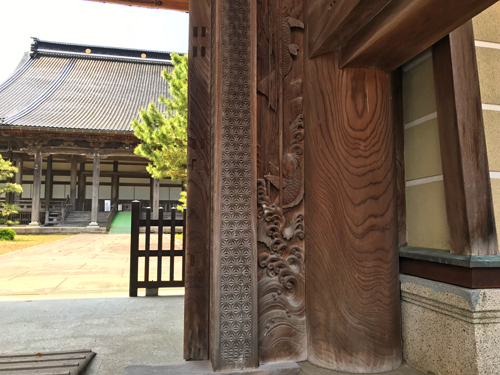 鏡柱の彫刻