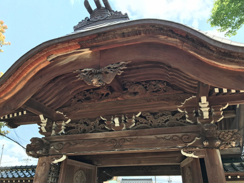 山門の裏の鳳凰の彫刻