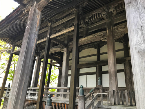 本堂の頑強な柱