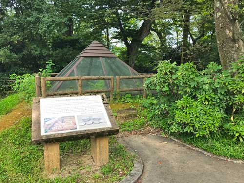 かわらけを捨てた穴