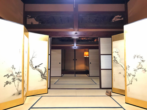 式台から仏間までの眺め