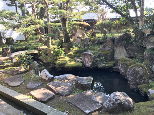 鶴の形をした池