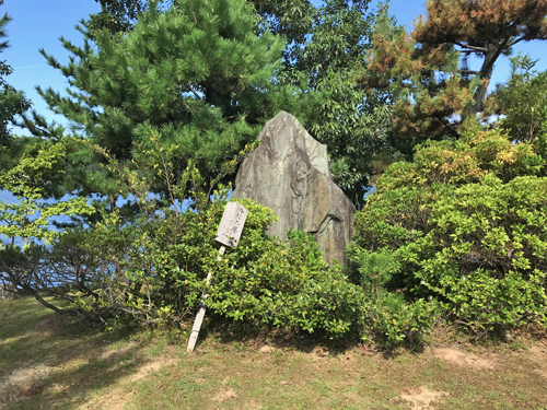 弥陀三尊の岩