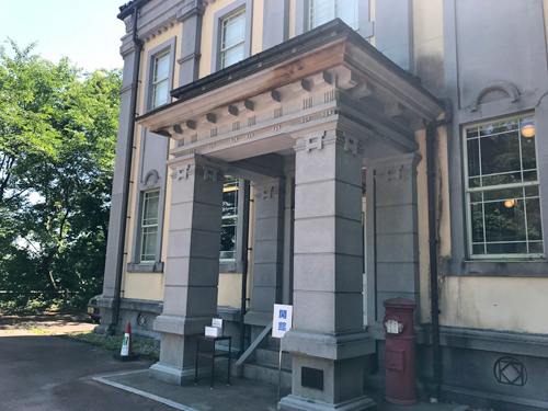 高岡市福岡歴史民俗資料館の玄関ポーチ