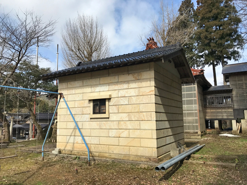 凝灰岩が使われた蔵