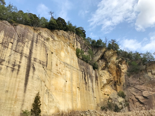 切り削られた山
