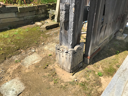 ボロボロの山門の柱