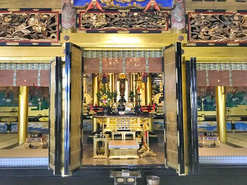 黄金に彩られた内陣