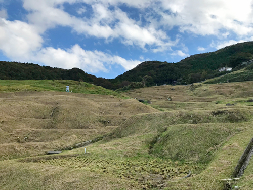 周囲を山で囲まれている白米千枚田