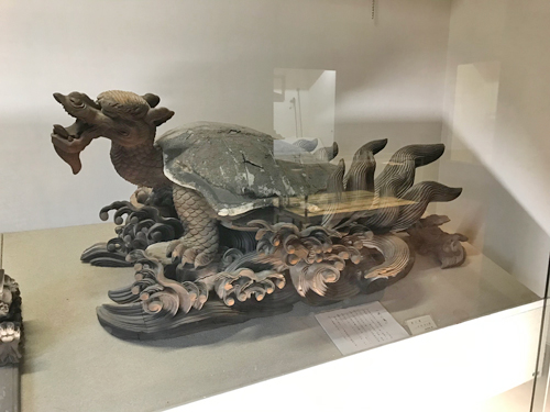 薬屋の屋根にあった亀の木彫刻
