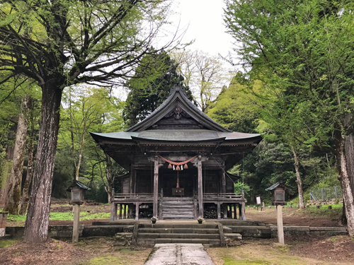 境内中央の拝殿