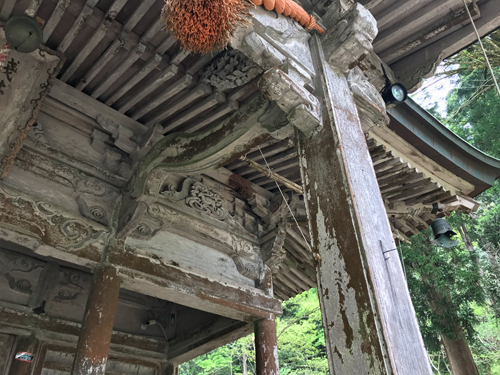 軒下の見事なデコレーション