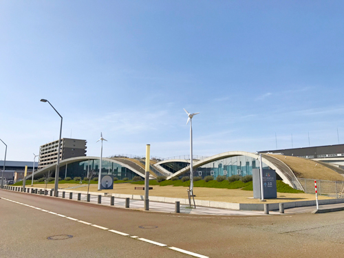 丘を模したサイエンスヒルズこまつの建物