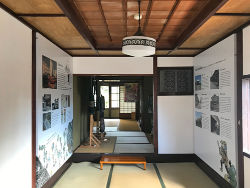天井が特異な部屋