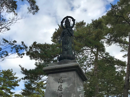 下から見上げた観音菩薩像