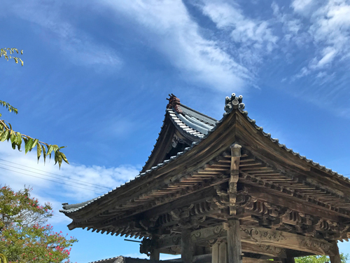 山門の赤い鬼瓦