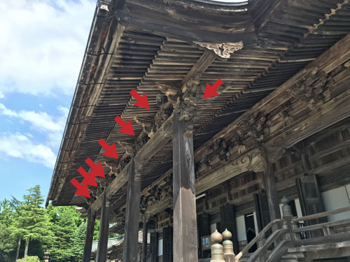 本堂の軒下