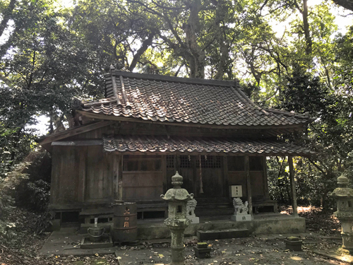 屋根のたわんだ鹿島神社の社殿