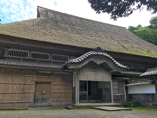 巨大な家構え