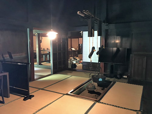 真っ暗な囲炉裏の部屋